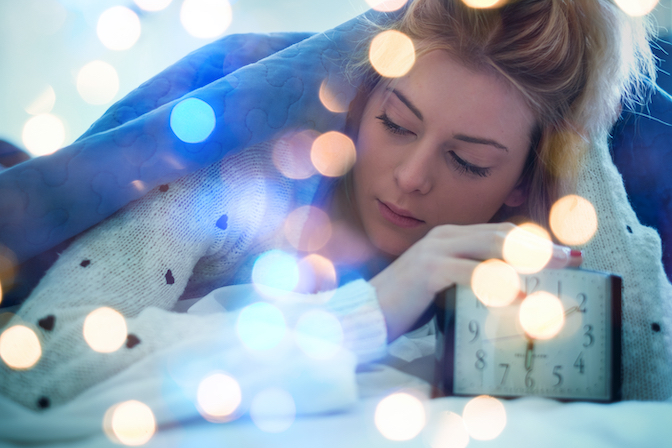 Frau mit Wecker - Schlafphasen, Schlafzyklus