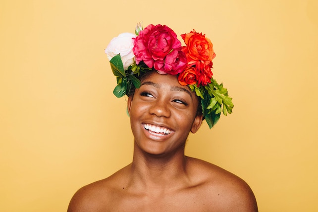 junge Frau mit Blumenkranz auf dem Kopf - Selbstwertgefühl