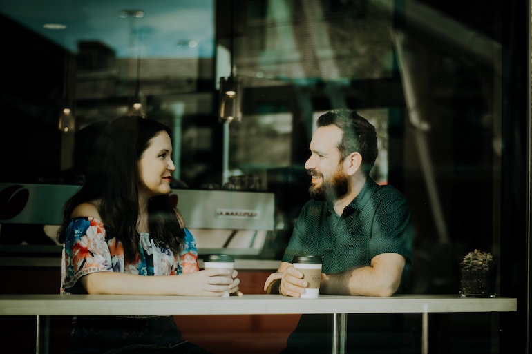zwei Personen führen ein Gespräch im Café - aktives Zuhören