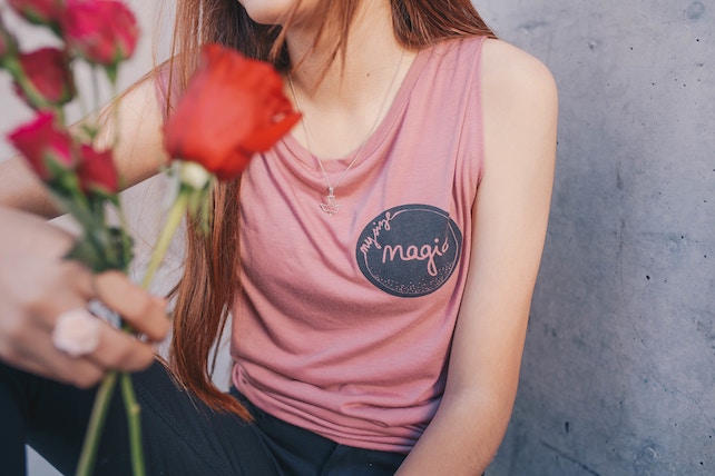 Selbstbestätigung und Selbstliebe - junge Frau mit roten Rosen