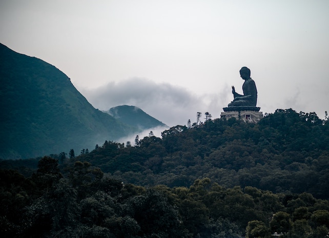 Buddha Statue auf einem Hügel - Selbstachtung