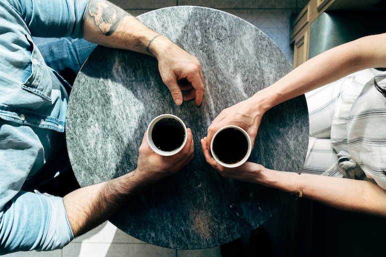 zwei Menschen trinken zusammen Kaffee - neue Leute kennenlernen