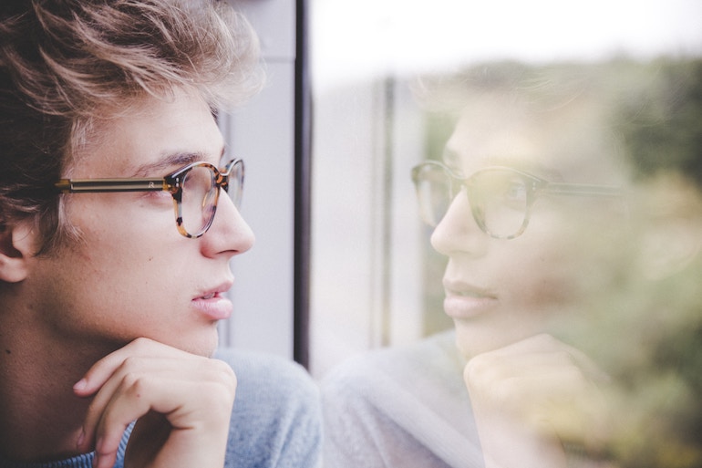 Reflektion Spiegelbild junger Mann spiegelt im Fenster - Selbstreflexion