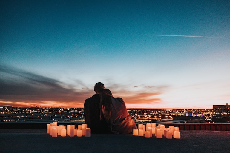 Mann und Frau Kerzenlicht Romantik - was ist Liebe?