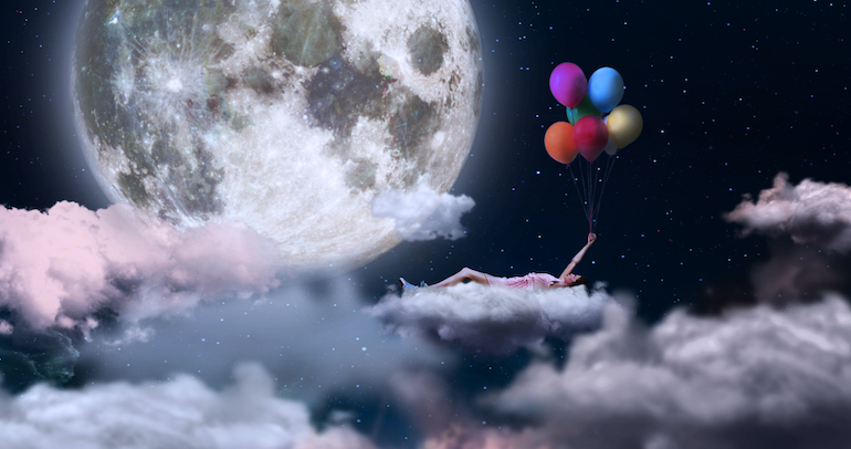 Traumtagebuch - Traum: Frau schwebt im nächtlichen Himmel neben dem Mont und hält bunte Luftballons