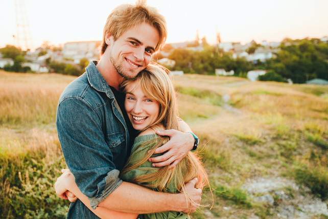 junger Paar umarmt sich - Resonanzgesetz