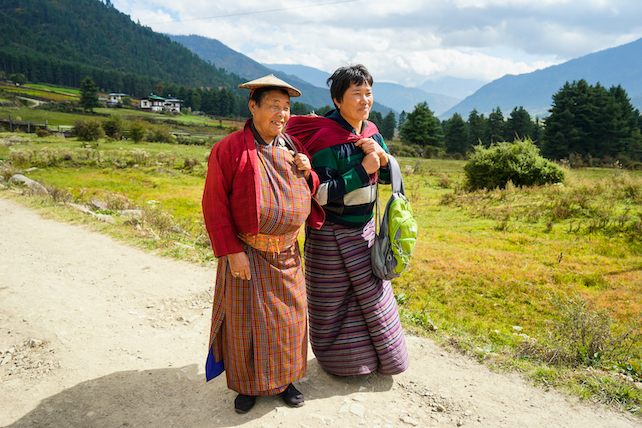 zwei asiatische Persone - Lebensqualitätn auf einer Wanderung