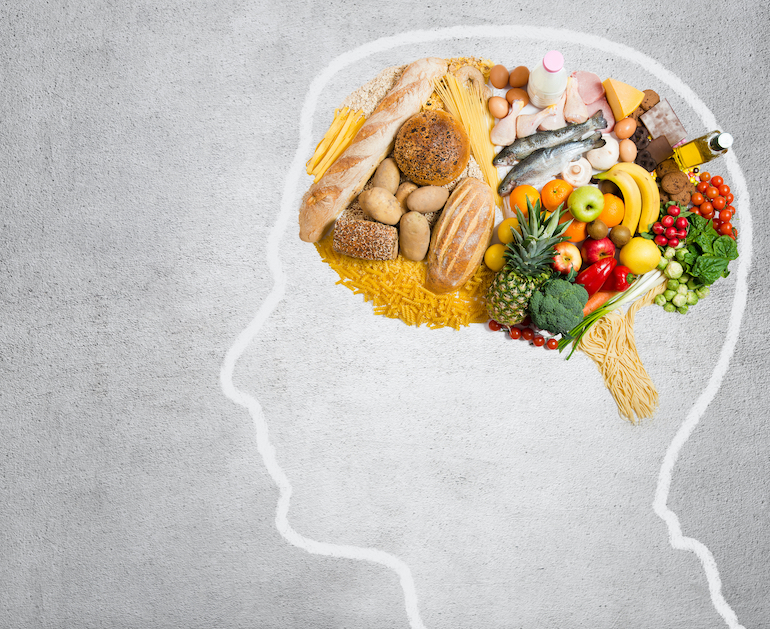 Brainfood - Zeichnung von einem Menschenkopf, gesundes Obst und Gemüse als Gehirn
