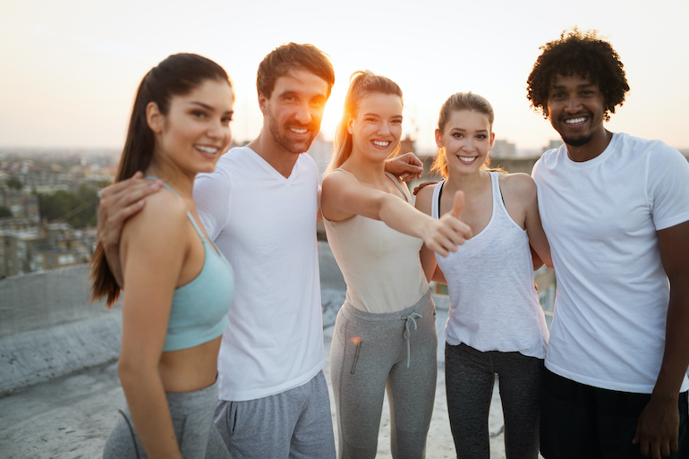 5 Jugendliche treiben zusammen Sport, aktiver Lifestyle verschiedene Körpertypen