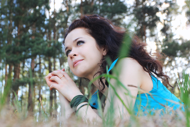 junge Frau liegt im Gras