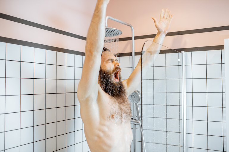 Mann steht unter der Dusche und ist aufgeregt - kalt duschen