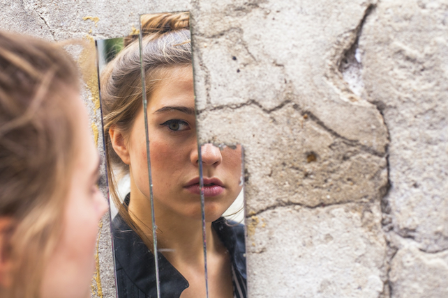 zerbrochener Spiegel - Spiegelbild einer jungen Frau - Selbstreflexion
