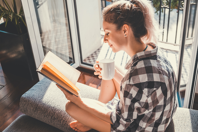 junge Frau liest ein Buch