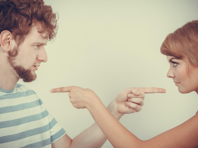 Mann und Frau zeigen mit dem Zeigefinger auf sich gegenseitig - meckern, fehlende Eigenverantwortung Verantwortung übernehmen