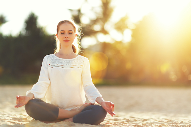 junge Frau meditiert - Meditation steigert die Intelligenz