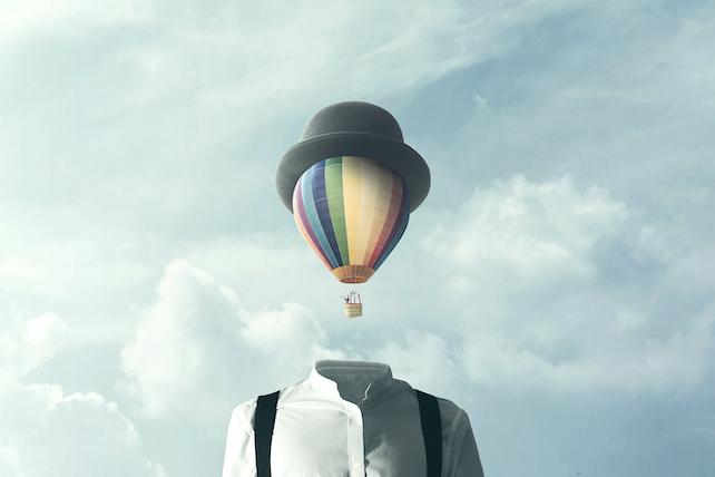 Mensch mit einem bunten Heißluftballon als Kopf - Kreativität kommt durch das Tagebuch schreiben